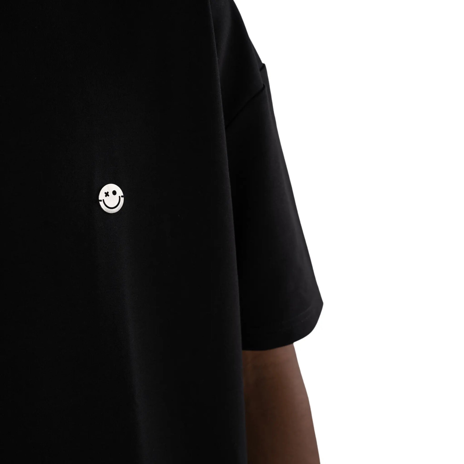 Oversized T-shirt Black close up view on smiley logo