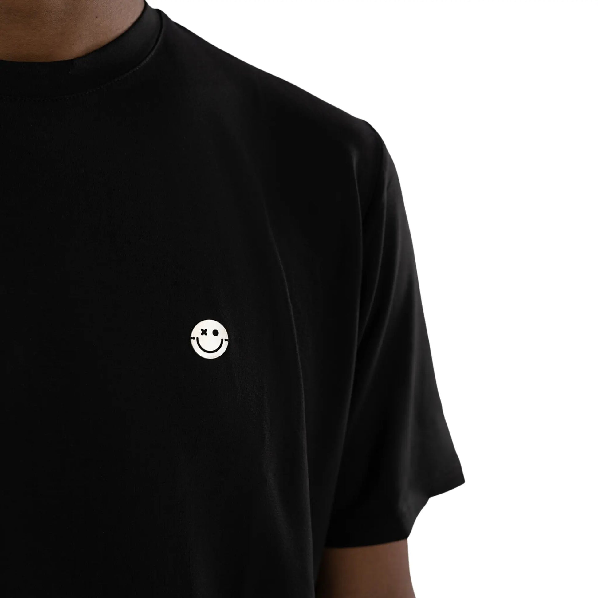 L’Homme Moderne Smiley Regular Fit T-shirt worn by black man close up view on the smiley logo